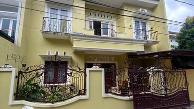 Rumah Mewah di Kebayoran Lama, Jakarta Selatan, 5 Kamar Tidur, LT 200m²