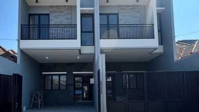 Kesempatan Rumah di Rungkut, Surabaya, LB 150m², Harga 1,8 Miliar