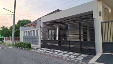 Rumah Mewah di Kawasan Rungkut, Surabaya, LB 180m², Harga 3,1 Miliar