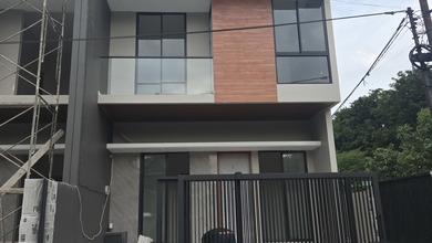 Hunian Favorit di Tenggilis Mejoyo, Surabaya, 4 KT, Harga 1,85 Miliar