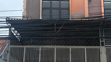 Ruko Usaha Rapih Siap Pakai Ceiling 3,3 Meter 4 Lantai Row Jalan 3 Mobil Disewakan Lokasi Strategis Cideng Jakarta Pusat