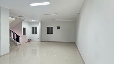 Ruko Gandeng Sudah Dijebol, di Pinggir Jalan Raya, Free Parkir