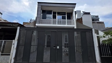 Penawaran Langka, rumah Prestisius di Sunrise Garden, Jakarta Barat, LB 200m²