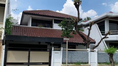 Penawaran Eksklusif, rumah Prestisius di Intercon, Jakarta Barat, LB 243m²