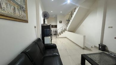 Rumah Dijual di Gajah Mada, Jakarta Pusat, LB 200m², Harga Kompetitif!
