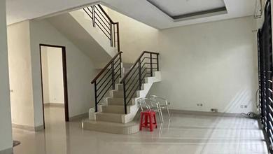 Rumah Elegan di Pluit, Jakarta Utara, 4 Kamar Tidur, LT 200m²