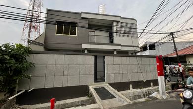 Penawaran Eksklusif, rumah Prestisius di Matraman, Jakarta Timur, LB 250m²