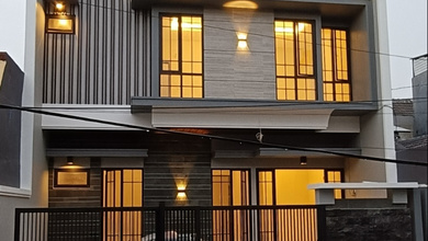 Rumah Mewah di Mulyorejo, Surabaya, 4 KT, LT 135m²
