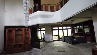 DIJUAL RUMAH TUA di Tanjung Duren JakBar 
Terletak di jalan raya yg ramai LT 650m2