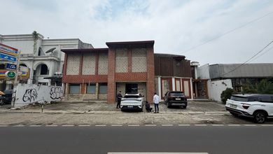 Bangunan Komersial 2 Lantai SHM Cocok untuk Resto, Kantor