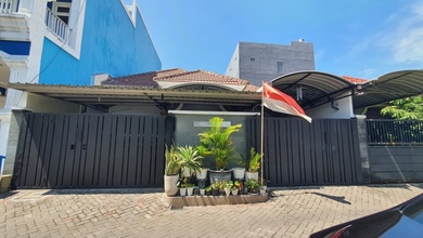 Kesempatan Rumah di Jambangan, Surabaya, LB 120m², Harga 2,1 Miliar