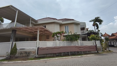 Rumah Elegan di Sukolilo, Surabaya, 4 Kamar Tidur, LT 368m²