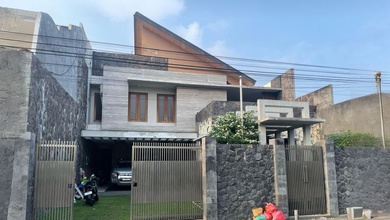 Jual Rumah Cantik Luas 320 m2 di Ketintang, Surabaya