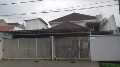 Rumah Mewah di Kawasan Manyar, Surabaya, LB 257m², Harga 3,8 Miliar