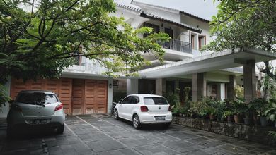 Rumah Elegan di Kebayoran Baru, Jakarta Selatan, 8 KT, LT 726m²