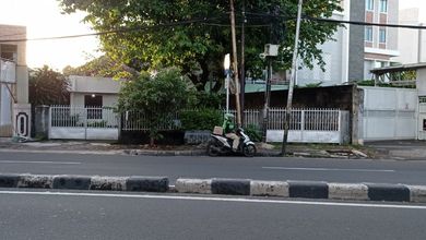 Rumah Elegan di Slipi, Jakarta Barat, 5 Kamar Tidur, LT 1076m²