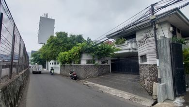Rumah Elegan di Arjuna Selatan, Jakarta Barat, 8 Kamar Tidur, LT 1200m²