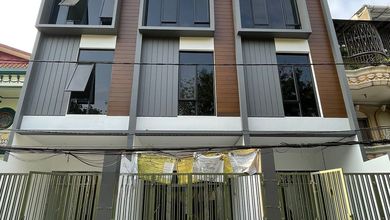 Ruko Jelambar 4.5 Lantai di Kavling Polri Cocok Untuk Usaha 