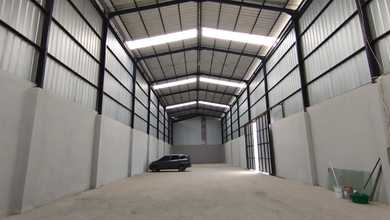 Disewakan Gudang Baru Bangun Siap Pakai Depan Jalan Raya Legok Dekat Ke Tol Karawaci Spesifikasi : Disewakan Gudangnya Luas Bangunan Gudang Yang Disewakan -/+ 1.000m2 Gerbang Bersama Ada Office 2 Lt , Toilet. Air Tanah Ipl 1700/ M2 >>harga Sewa 600 