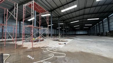 Gudang Legok Tangerang Lokasi Strategis : 1 KM Tol Legok Bsdakses Container 40 Ftluas Tanah : 5.300 Mluas Bangunan : 4.080 M( 102 X 40 M )Tinggi Dinding : 9 Mtinggi Atap : 12 Mlistrik : 3.300 Wattharga : 75 Rb/M/Bln(Minimal Sewa 2 Tahun)*Ready Akhir Maret