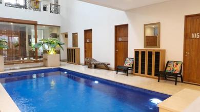 Rumah Kost Mewah Bagus Terawat Dekat Uph Di Lippo Karawaci, Tangerang- Luas Tanah: 750 (23x30)- Luas Bangunan: 1200- Shm- Hadap Selatan- Fully Furnished- Bedrooms: 34 + 3- Bathrooms: 36 + 1- Garasi 8 Mobil- Kolam Renang - Listrik: 23000