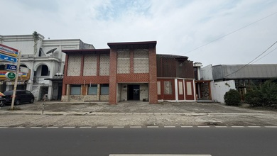 Bangunan Komersial Kemang Selatan Cocok untuk Usaha Resto, Cafe, Retail, Klinik, Kantor, Dll.- Luas Tanah: 773M2 (-/+ 23 X 33.6M)- Luas Bangunan: 1000M2- Shm- Hadap Timur Laut- ⁠2 Lantai- Ruangan Sekitar 7- Kamar Mandi : 5+1- Hall Besar