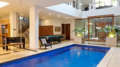 Disewakan Rumah Kost Mewah 34 Kamar Kost, Dekat Uph Lippo Karawaci, Tangerang- Luas Tanah: 750 (23x30)- Luas Bangunan: 1200- Shm- Hadap Selatan- Fully Furnished- Bedrooms: 34 + 3- Bathrooms: 36 + 1- Garasi 8 Mobil- Kolam Renang - Listrik: 23000- - Harga S