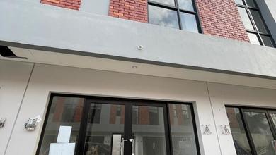 Ruko Y C Hub, Bsd Termurah >> Lokasi Terbaik Selangkah Ke Bio Medica , The Breeze , Apartemen Casa De Parco, Saveria, Green Office Park ( G O P ) Stasiun Cisauk , Intermoda , Ice Bsd Luas Tanah: 42m² (lebar 4,5)luas Bangunan: 68m² Kamar Mandi : 2 Sertifik