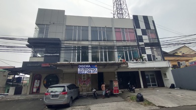 di sewa Ruko Hoek di depan kampus / universitas di Kota Tangerang