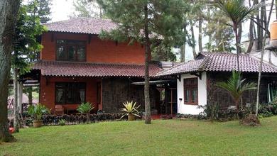 Vila Dengan Pool Jember Cisarua Bogor Jual Cepat