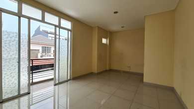 Penawaran Langka, rumah Mewah di Green Lake City, Jakarta Barat, LB 165m²