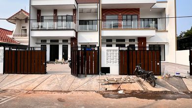 Rumah Mewah di BSD Nusaloka, Tangerang, 5 KT, LT 180m²