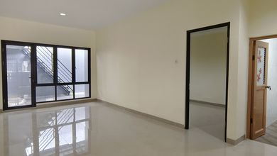 Kesempatan Rumah di Villa Melati Mas, Tangerang Selatan, LB 110m², Harga 1,6 Miliar