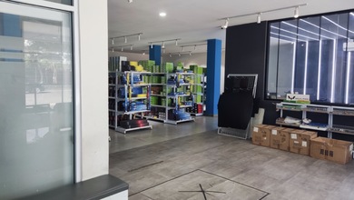 Bekas Ruang Usaha di Pluit Berlokasi Strategis 1 1/2 Lantai Cocok Buat Berbagai Macam Usaha