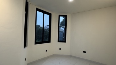 Hunian Elegan di BSD Eminent, Tangerang, 4 Kamar Tidur, LT 174m²