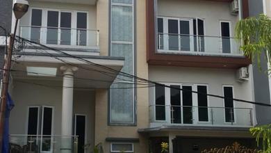 Rumah Area Premium Taman Surya, Jakarta Barat - Harga Terbaik 5,1 Miliar