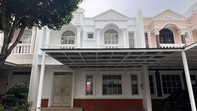 Kesempatan Eksklusif, rumah Mewah di Green Lake City, Jakarta Barat, LB 240m²