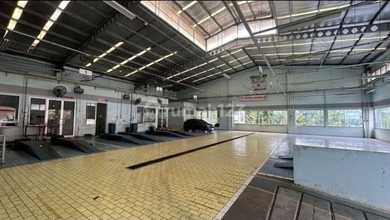 Ruang Usaha 3 Lantai Ex Showroom Siap Pakai
