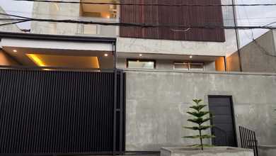 Rumah Prestisius di Kawasan Sunrise Garden, Jakarta Barat, LB 450m², Harga 7,5 Miliar