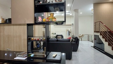Rumah Elegan di Tubagus Angke, Jakarta Barat, 5 KT, LT 140m²