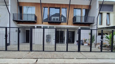 Rumah Mewah di Cilandak, Jakarta Selatan, 4 KT, LT 79m²