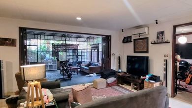 Penawaran Eksklusif, rumah Mewah di Sektor 7-Bintaro, Tangerang Selatan, LB 250m²