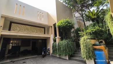 Rumah Mewah di Lokasi Asri, Lokasi Strategis di Pondok Indah