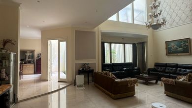 Rumah Elegan di Taman Surya, Jakarta Barat, 5 KT, LT 264m²