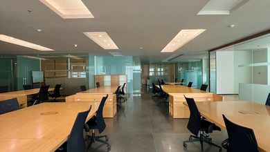 Office Space di EQUITY TOWER BUILDING 