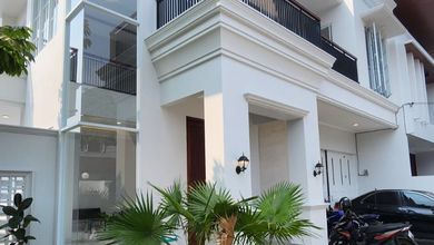 Hunian Mewah di Lebak Bulus, Jakarta Selatan, 4 Kamar Tidur, LT 302m²