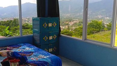 Villa Strategis di Citeko Cisarua - Villa Alley Biru, 2 Lantai Halaman Luas Kolam Renang