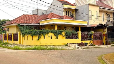 Dijual Rumah Strategis di Jababeka, Bekasi - LT 180m²