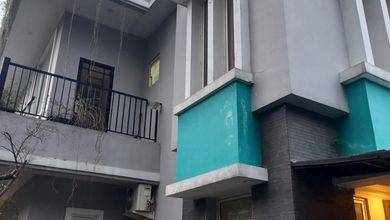 Rumah Bagus Hoek 2.5 Lantai di Pondok Hijau Golf, Summarecon Serpong