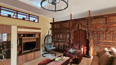 Villa 2000 meter 2,5 lantai halaman luas asri jalan raya Puncak di Cipanas, Cianjur Jawa Barat